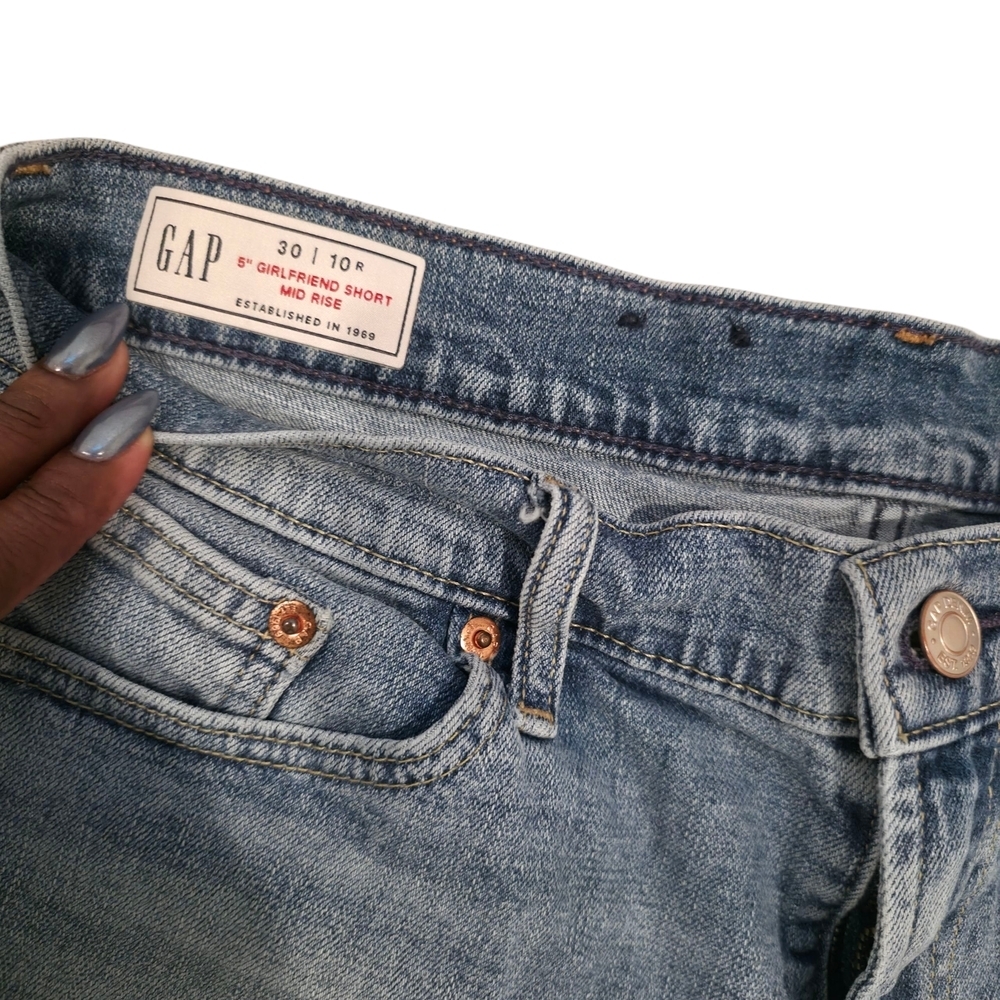 ๐ GAP Medium Wash 5" Girlfriend Jean Shorts | Size 10 | Mid Rise ๐ - Picture 5 of 7